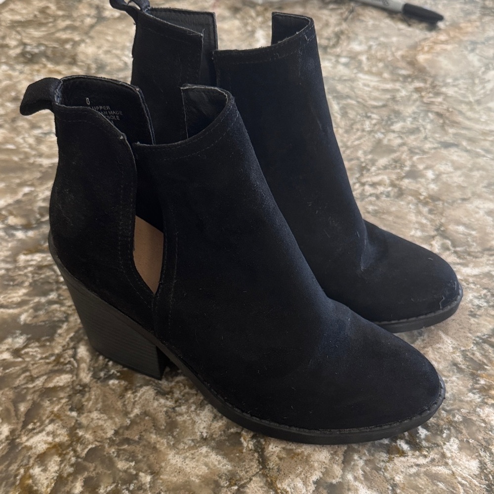 Elegant Black Suede Ankle Booties / Q10